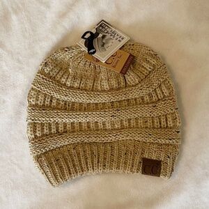 New With Tags C.C. Exclusives Womens Messy Bun Beanie Tail Hat